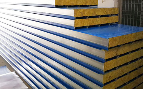 你知道聚氨酯封邊巖棉屋面夾芯板優(yōu)點(diǎn)嗎？